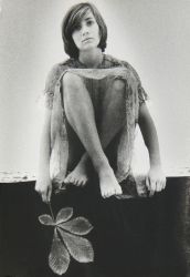 Sedící dívka, 1976