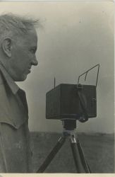 Josef Sudek při realizaci fotografického cyklu Smutná krajina, 50. léta 20. století